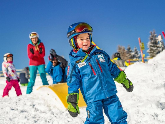 Skiurlaub mit der Familie in Flachau - Kind lernt Skifahren im Kinderskikurs